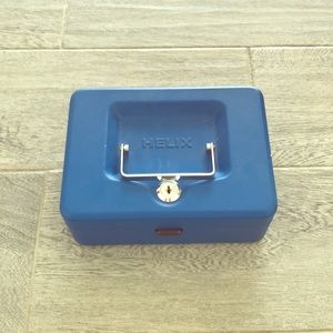 Helix blue safe, unfortunately could not find key.